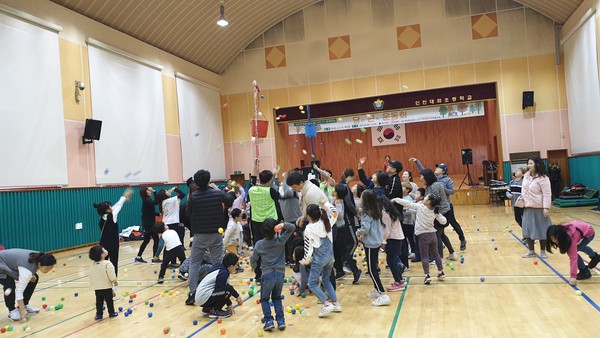 당근 운동회에서 지역 주민과 아이들, 학부모님이 어우러져 공 던지기를 하고 있다.