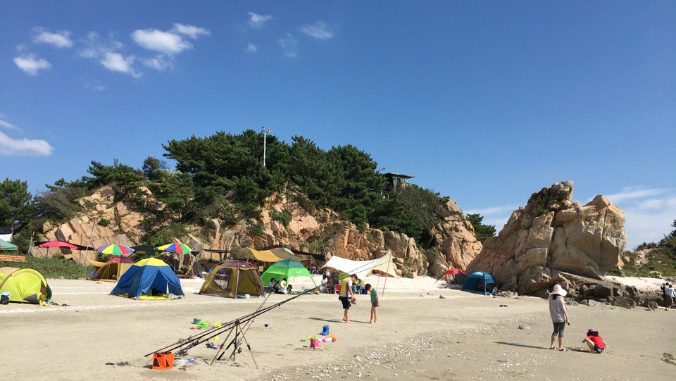 통칭 ‘거북사랑바위’가 있는 작은 바닷가(야산이 몸통이고 삐죽 나온 바위가 머리 부분), 2017ⓒ유광식