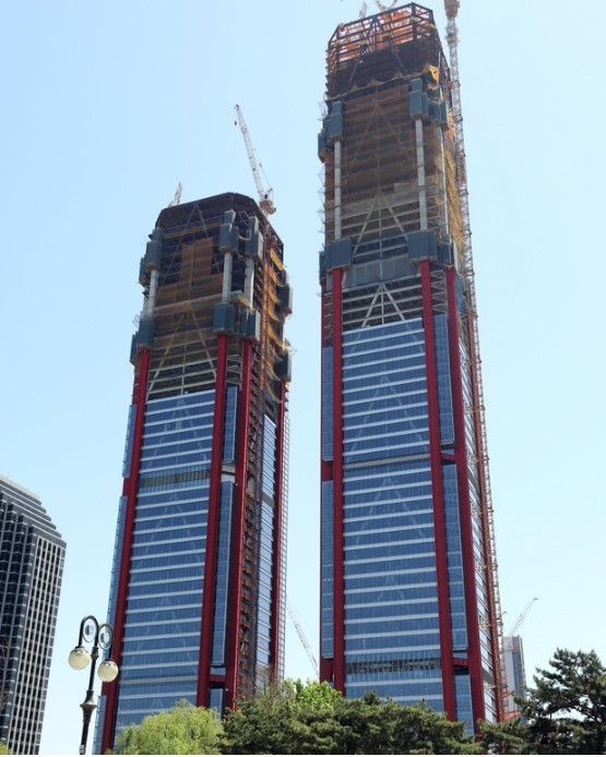 포스코건설이 공사 중인 여의도파크원 오피스빌딩 모습. 69층과 53층 짜리 2개 동이다.