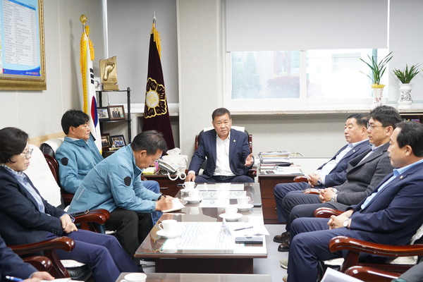 강화군의회 의원간담회서 해외시찰경비 전액을 지역사회에 반납키로 결정했다.