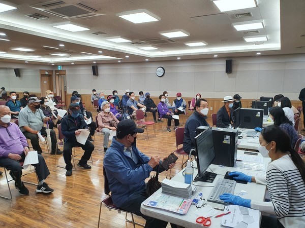18일 인천 남동구 한 행정복지센터에서 긴급재난지원금 접수가 진행되고 있다.