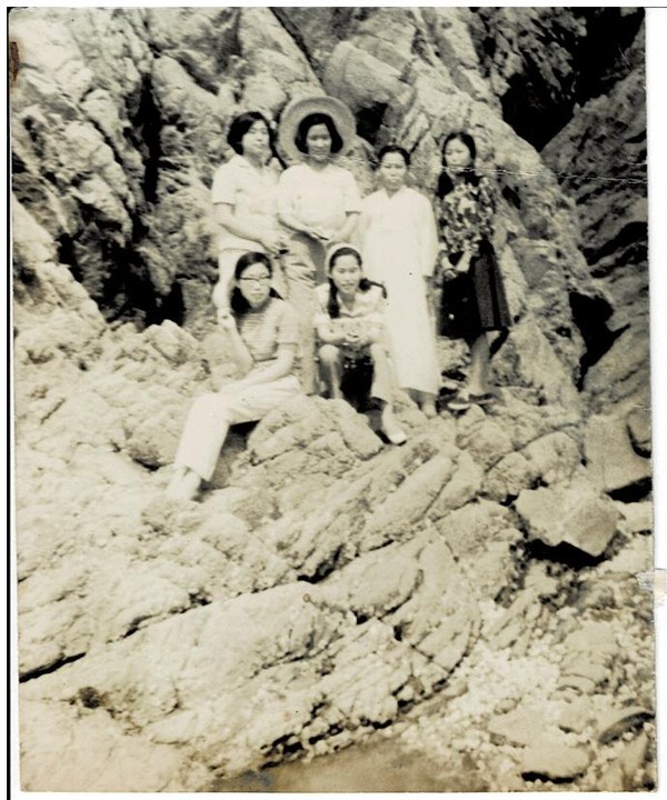 팔미도 야유회에서 여자 직원들과 찍은 사진.윗줄 세번째 한복을 입은 남숙이 있고, 그 오른쪽에 임양이 있다.