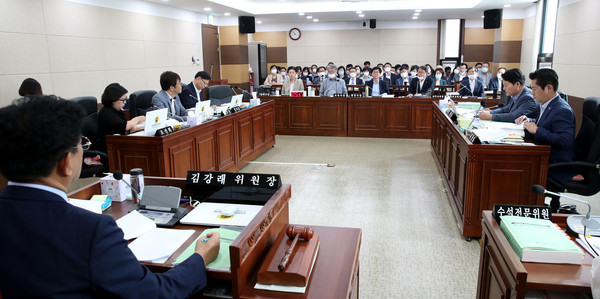 인천시의회 교육위원회는 지난 15일 '인천시교육청 교육재난지원금 지원 조례안'을 가결했다.