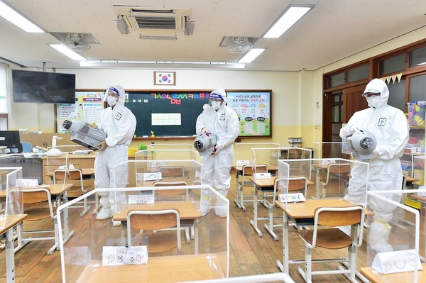 방역 관계자들이 인천 부평구 한 초등학교에서 집중방역을 하고 있다.