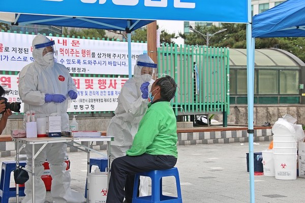 인천 부평역 인근 광장 취약계층을 대상으로 코로나19 검사가 진행되는 모습