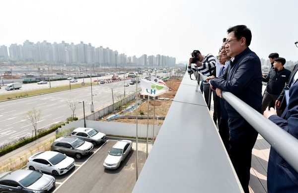 지난 2019년 박남춘 인천시장이 LH 루원사업단을 방문해 루원시티 개발현황을 점검하는 모습