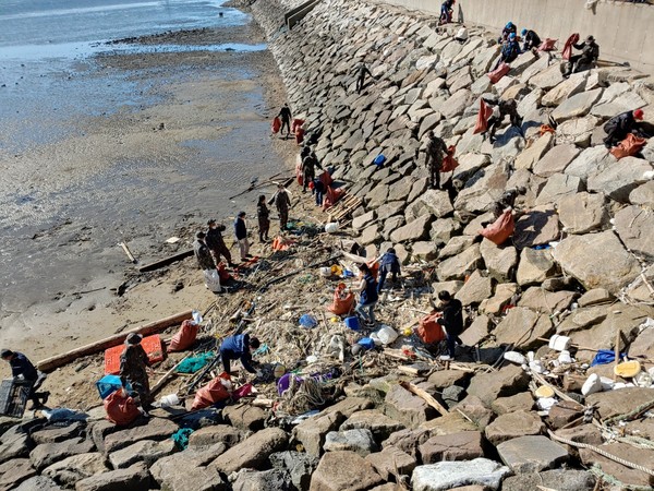 지난해 10월의 송도앞바다 해양쓰레기 수거활동(사진제공=인천시)