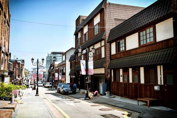 인천 중구에 위치한 개항장 문화지구 거리의 모습. 개항 당시 지어진 일본식 목조 주택이 있다.