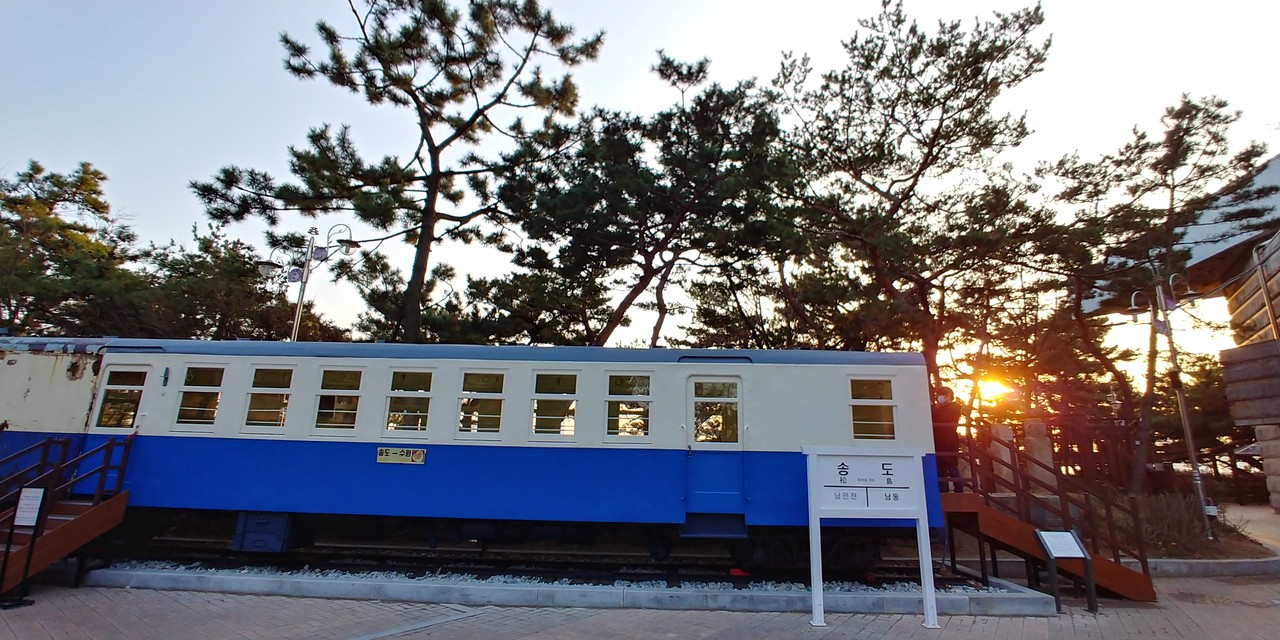 인천시립박물관 마당에 정차한 협궤열차 객차, 2020ⓒ김주혜​