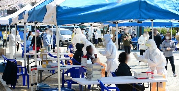 인천 연수구에 설치된 임시 선별진료소에서 시민들이 검체 검사를 받고 있다.