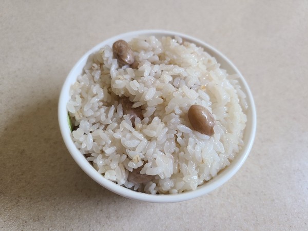 우리 매일 먹는 소중한 밥입니다. 귀한 쌀이 밥이 되어 우리의 생명을 지켜줍니다.
