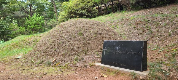 이승훈의 삼남 이신규의 묘. 1868년 병인박해 때 순교했다.