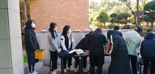 희망드림 렌선 바자회에 자선물품을 기부하는 명신여고학생들