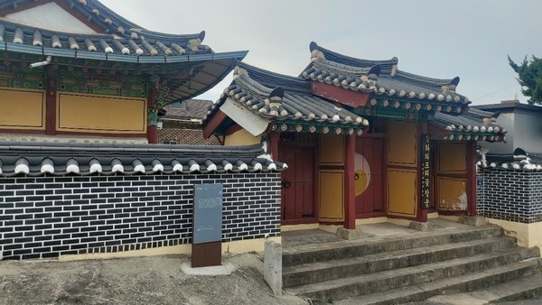 강화읍 신문리에 위치한 동관제묘