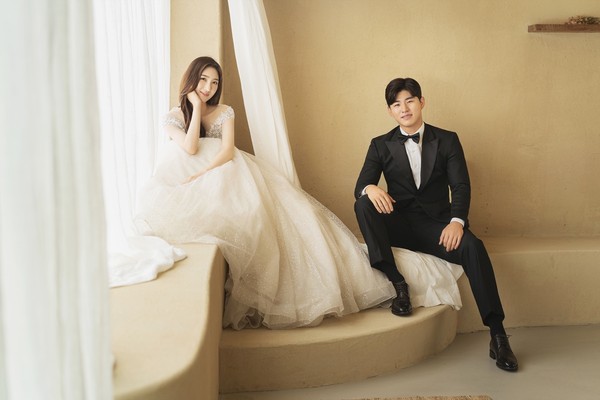 SSG랜더스 좌완투수 김정빈(사진 오른쪽)이 12월 5일 결혼식으로 품절남 그룹에 속하게 된다.(사진=SSG랜더스)