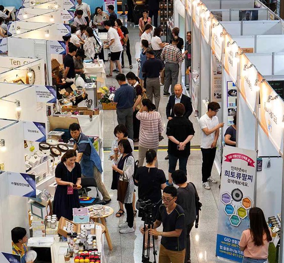 사회적경제기업 판매 행사가 인천시청 로비에서 열리고 있다.