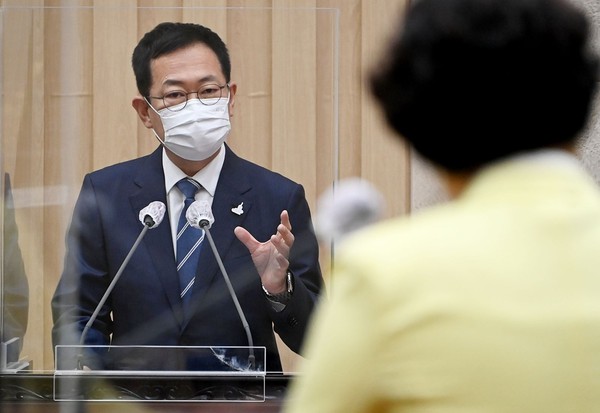 박남춘 시장이 16일 열린 인천시의회 임시회서 의원들의 시정질문에 답하고 있다. /사진제공=인천시