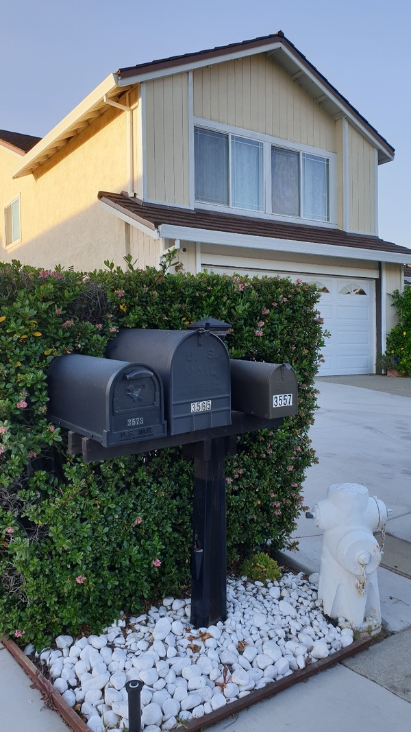 미국주택은 우편물을 몇 집씩 모아 우편함을 모아 관리하여 분배 효율성이 높다.