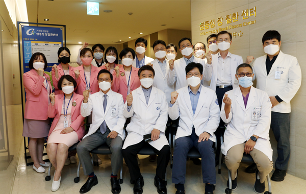 6월 7일 가천대 길병원 본관 염증성장질환센터 입구에서 개최된 개소식에서 김양우 병원장(사진 가운데)을 비롯한 의료진들이 기념촬영을 하고 있다.