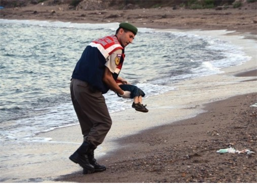 출처 : 네이버 블로그-NAVER 파도에 죽음으로 떠내려 온 3살 시리아 난민아동
