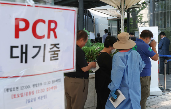 코로나19 선별진료소에서 시민들이 검사를 기다리며 줄을 서 있다./사진제공=연합뉴스