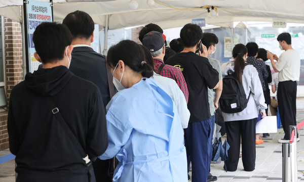 보건소 선별진료소에서 시민들이 코로나19 검사를 위해 차례를 기다리고 있다. (사진=연합뉴스제공)