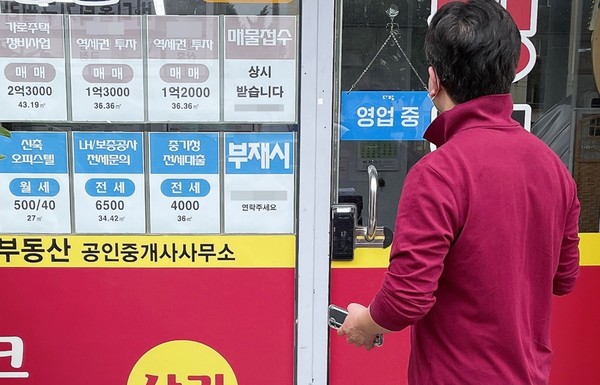 인천 서구의 한 부동산 중개업소에 전월세 시세표가 붙어있다.
