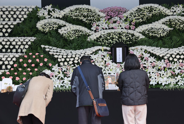 1일 오전 서울광장에 마련된 이태원 사고 사망자 합동 분향소에서 시민들이 조문하고 있다. 2022.11.1