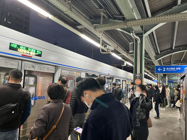 7일 오후 5시50분 인천 주안역 승강장에서 승객들이 운행이 재개된 경인전철 직행열차를 타기 위해 대기하고 있다.
