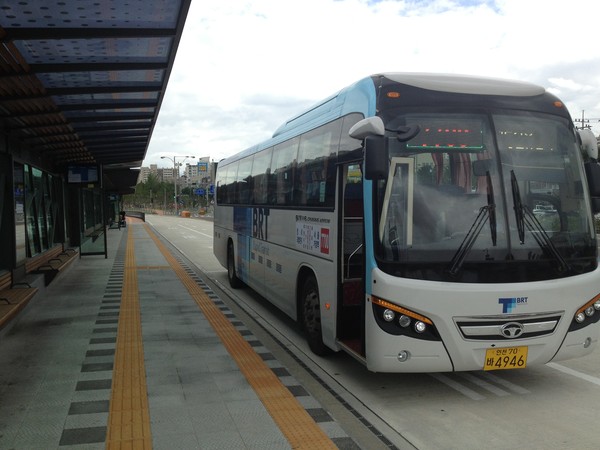 인천 청라~서울 강서 간 BRT 노선을 운행하는 7700번 차량(사진제공=인천교통공사)