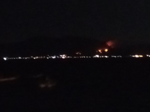 26일 오후 9시 장봉도에서 촬영한 마니산 산불. 화재 지점이 4곳으로 번졌다. (인천in 독자 제공)