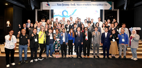 '2023년 세계기자대회 인천방문 행사'에서 참석자들과 기념촬영하는 유정복 시장(사진제공=인천시)