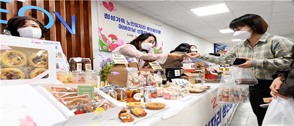 인천 노인일자리 사업 참여 어르신과 종사자가 생산품을 판매하고 있다. 사진=인천시