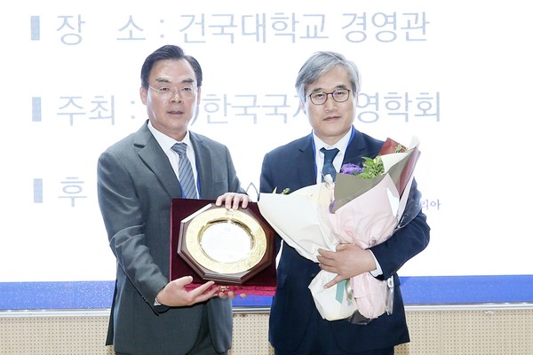 한국국제경영학회로부터 '2023 글로벌 CEO 경영대상'을 수상하고 기념촬영하는 김진용(오른쪽) 인천경제청장(사진제공=인천경제청)