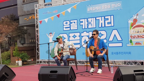 (좌측 부터) 가수 소리새와 임지훈씨