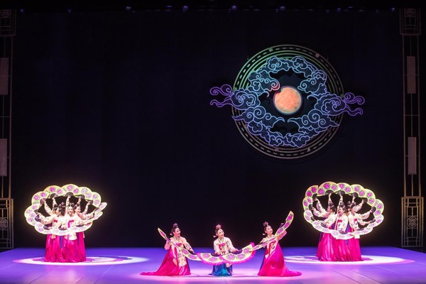 인천시립무용단의 부채춤 공연 모습