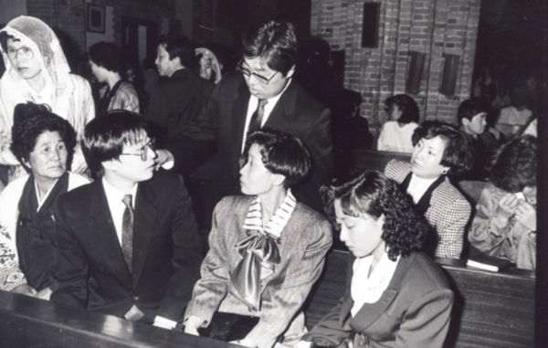 1988년 명동성당에서 열린 추모미사에 참석한 유족들, 앞줄 왼쪽부터 최종숙(큰누이), 최광준(아들), 백경자(부인), 최희정(딸)