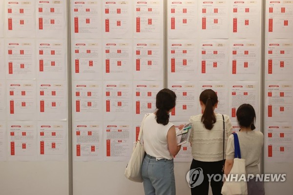 지난 7월 서울 동대문디자인플라자에서 열린 2023 경력보유 여성을 위한 '서울우먼업 페어'를 찾은 참관객들이 채용공고 게시판을 있다. (사진은 연합뉴스)
