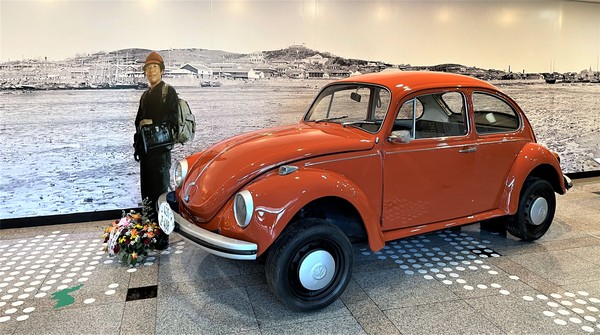 인천시립박물관 로비에 전시 중인 ‘우정2호’ 자동차