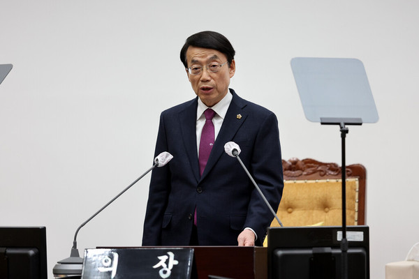 23일 열린 인천시의회 본회의를 진행하는 허식 의장