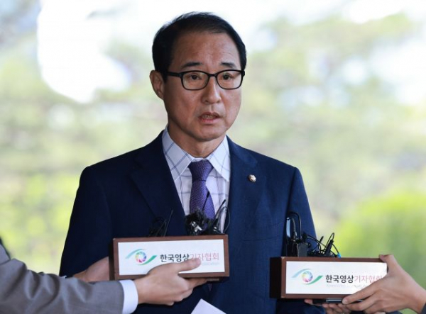 지난해 5월 19일 이성만 의원이 첫 소환 조사를 위해 서울중앙지검에 출석한 모습. 사진=연합뉴스