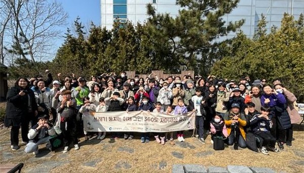 '저어새 환영잔치' 참석자들이 남동유수지 쓰레기 수거 후 기념촬영하는 모습(사진제공=인천시)