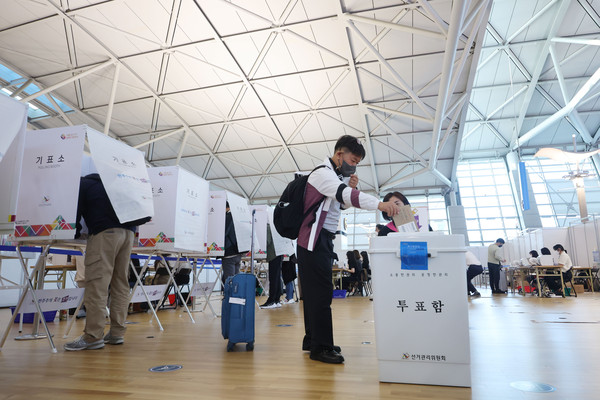 2022년 지방선거 당시 인천국제공항에 마련된 사전투표소 모습.사진=연합뉴스