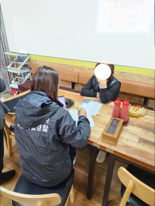 무신고 음식점을 단속하는 인천시 특별사법경찰(사진제공=인천시)