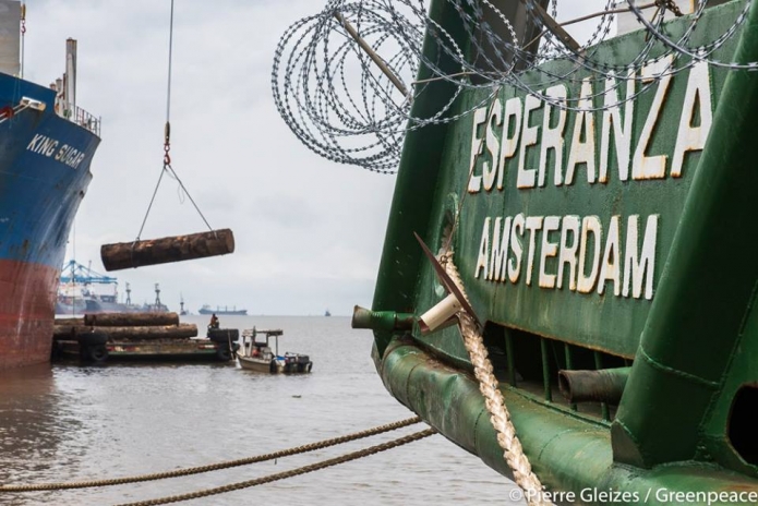아프리카 카메룬의 두알라(Douala)항. 에스페란자 호 뒤에 있는 수출선박에서 목재를 싣고 있다.