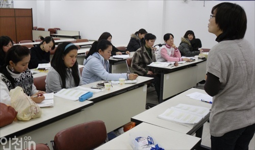 결혼이주여성들이 인천다문화가정지원센터에서 운영하는 한국어 교실에 참여해 수업을 듣고 있다.