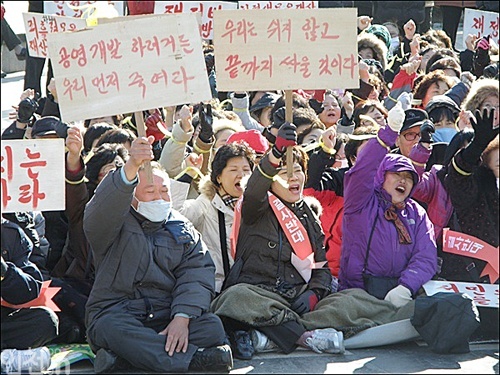 지난 11월18일 도시개발에 반대하는 시민들이 시청에 모여 항의 집회를 하고 있다. - 제공: 인천도시재생사업지 이주대책 주민모임 카페
