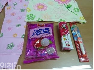 북한 어린이에 전달된 추석선물세트