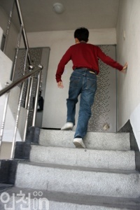 5층에 위치한 집 계단을 오르는 이씨.
