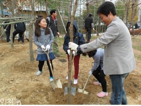 지난해 11월 인천그린스타트 식목행사에서 아이들이 상수리나무를 심고 있다. 